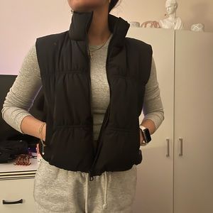 Black puffer vest🖤